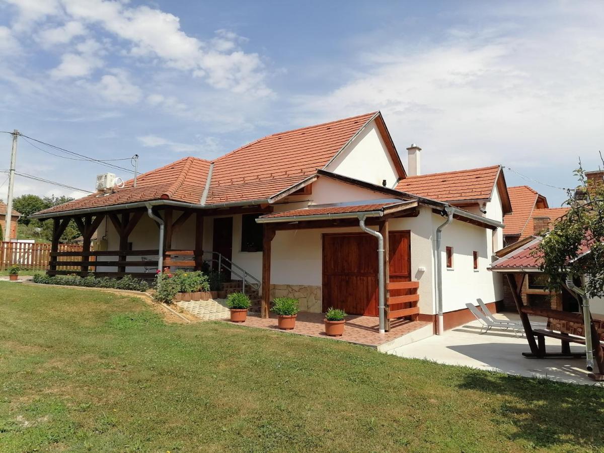 8888 Apartmanhaz Lispeszentadorjan Exterior photo